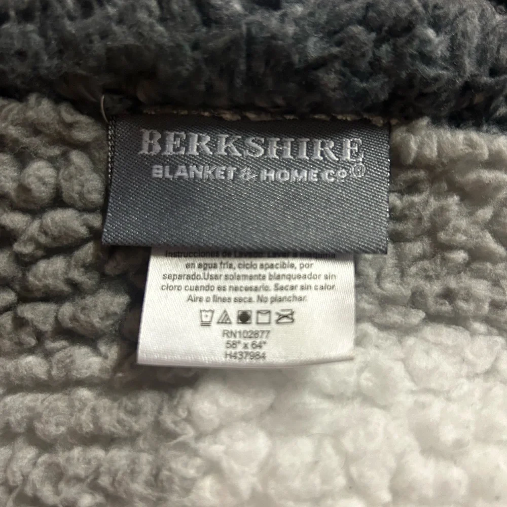 Berkshire Blanket & Home Co. Sherpa Buffalo Plaid Cape Wrap NWT - Picture 8 of 10